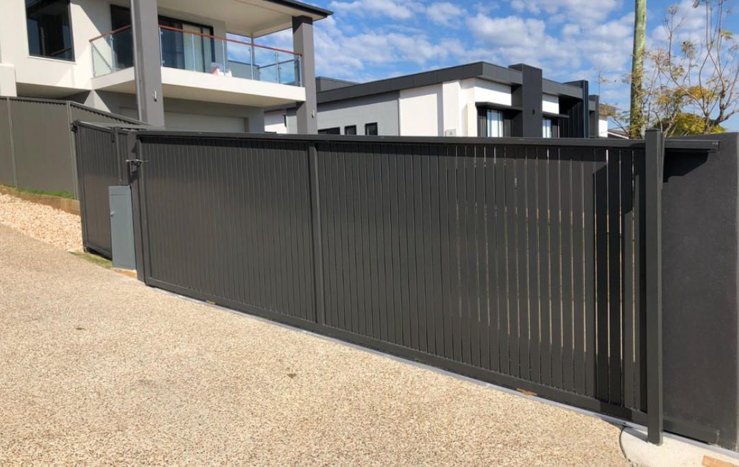 Aluminium slat fencing